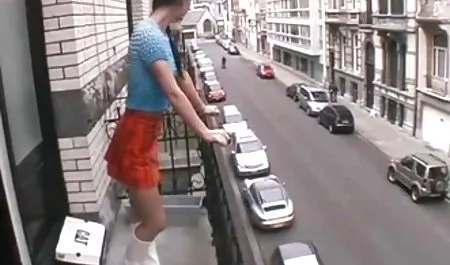 어머니는 결정을 처벌하는 젊은 섹스 토이 여자에 대한 자동차