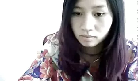 멋진 여자와 친밀한 해변 장난감