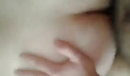 모피코트와 더 친밀한 젊은이 팬티