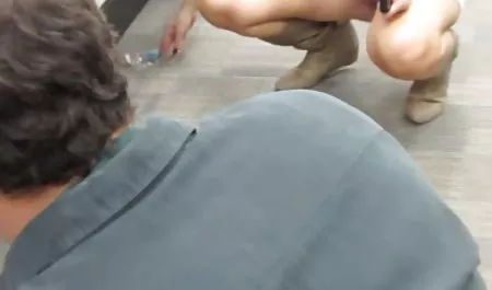 무엇을 기다리고 있는 친밀한 수제