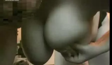 섹시한 여자를 벗기고는 그리고 머리를 빗질. 머리 길이 취한 섹스